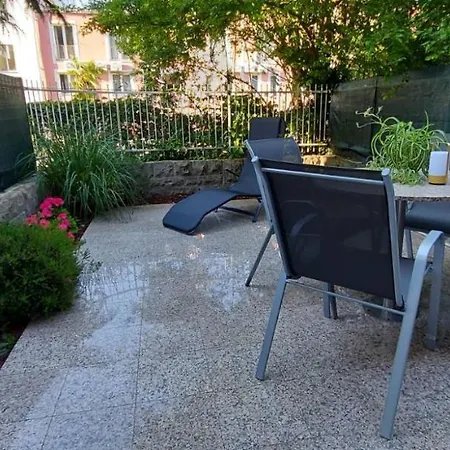 Lägenhet Apartma Zusterna Za Bazenom