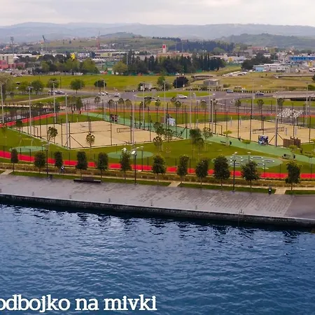 Apartma Zusterna Za Bazenom Lägenhet