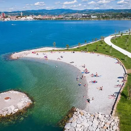 Apartma Zusterna Za Bazenom